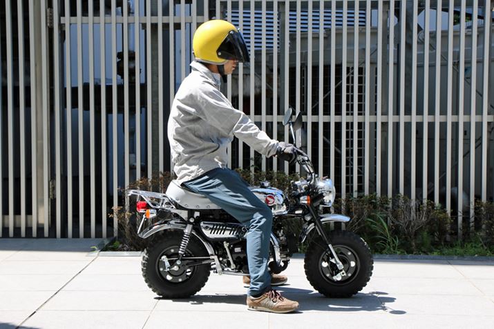 175cm�̕M�҂��܂�����ƁA���̂悤�Ȋ����ɂȂ�B���W���[�{�݂̗V��ɏ���Ă��邩�̂悤��