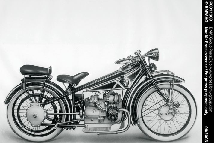 Lтԑ̂ɐΌ2C̋GW𓋍ڂuR32vBȃfUC͍ĂJbRCC