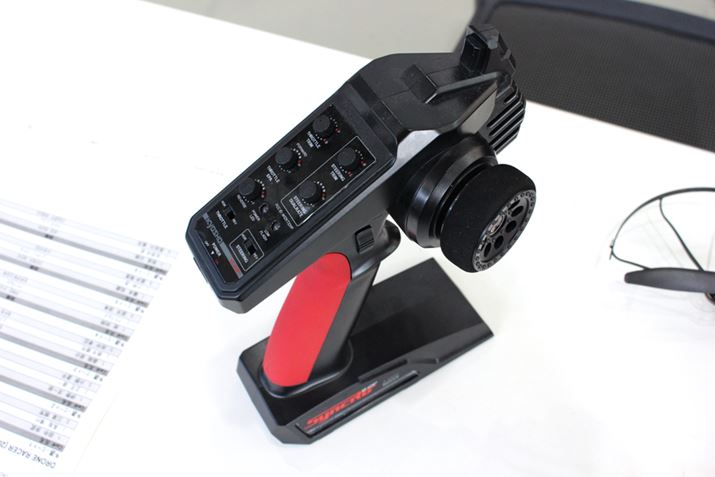 q@̃CXggplfiƂfUC{ꂽ2.4GHzdl̃zC[^CvM@t