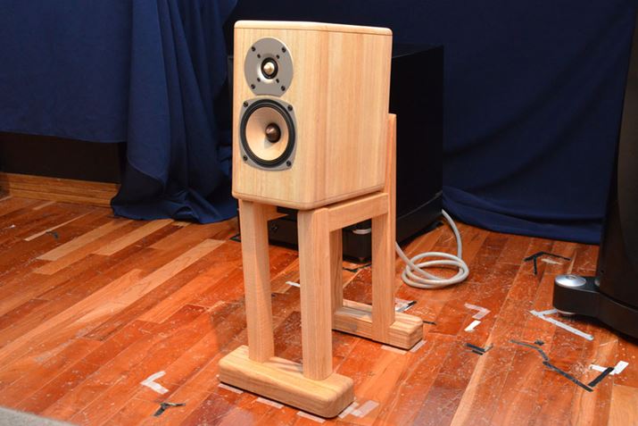 �L���r�l�b�g�f�ނɋ˂��̗p�����I���L���[�̋˃X�s�[�J�[�B�X�s�[�J�[�{�̂Ɛ�p�X�^���h���Z�b�g�Œ񋟂����