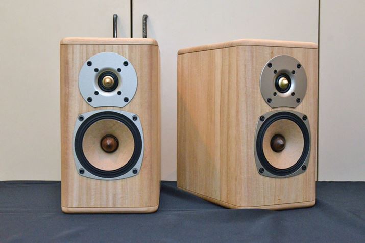 �L���r�l�b�g�ɓV�R�̋˂��g�p�B�g���݂̂���ؖڂ̃f�U�C�������ɔ������B�{�̃T�C�Y�́A��153�i���j×289�i���s�j×274�i�����jmm�ƁA��r�I�R���p�N�g�ɂ܂Ƃ߂��Ă���