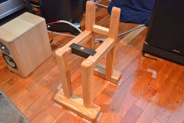 ��p�X�^���h�́A�X�s�[�J�[�̎��R�ȐU�������̂܂ܐ��������߁A�d�S�x���\�����̗p����Ă���