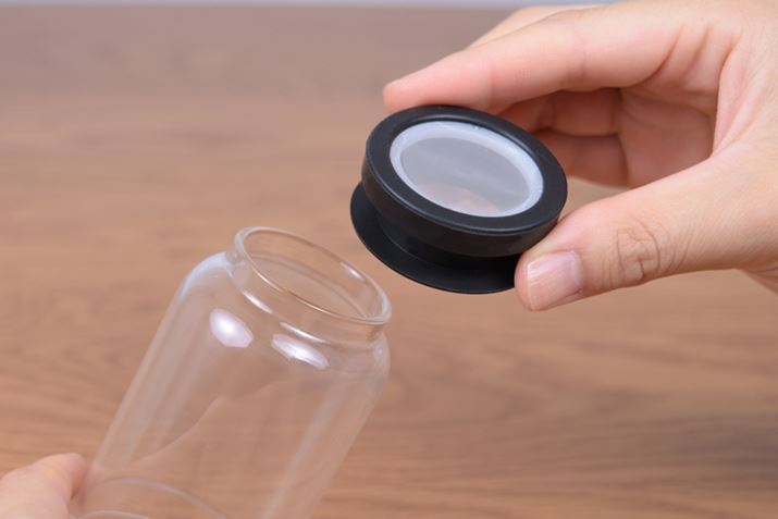 R[q[𒊏oۂ́A܂̓R[q[Xg[i[ijɃbVtB^[𑕒