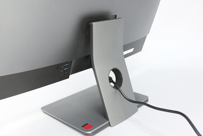 �X�^���h�ɂ͊ۂ������J���Ă���A�P�[�u�����܂Ƃ߂���