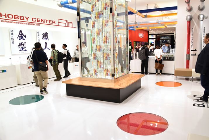 ɂ̓KṽJtȑfނߍ܂Ă