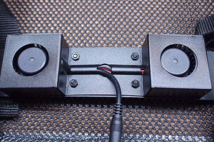 {̂̉Ƀt@ݒuĂ܂B^񒆂͓dp̃P[u܂