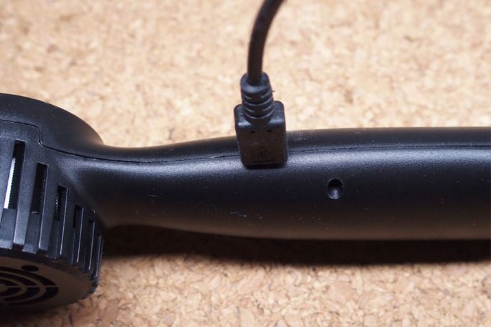 [d͕tmicroUSBP[uōs܂B1̃t[dɕKvȂ͖̂3ԁAŖ2.5ԉғ܂