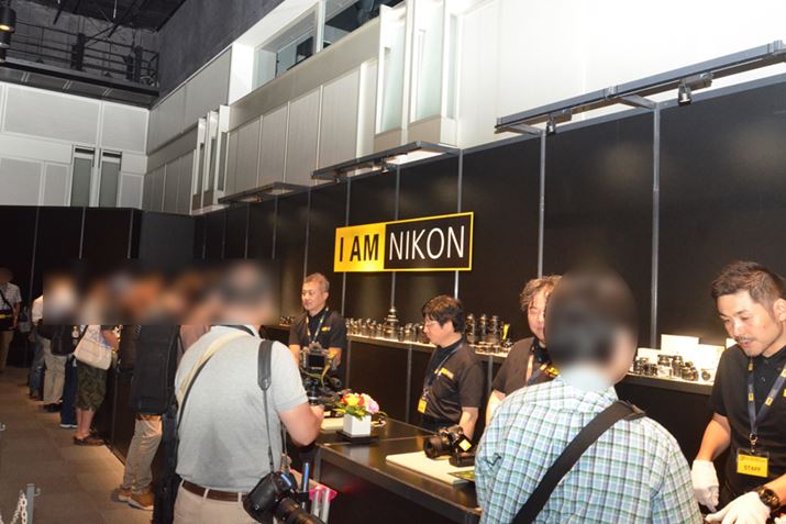 ̓I[vォ瑽̐lœĂ܂