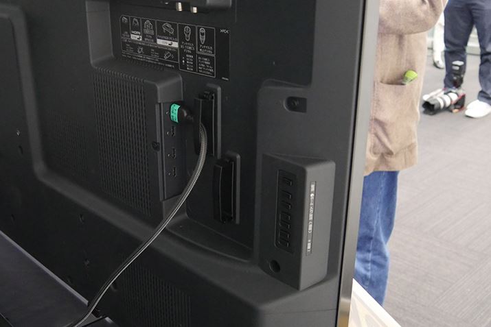 8K/4K�����Ή���M�@�Ƃ̐ڑ��́A��p��HDMI�|�[�g��4��g�p���čs���d�g��