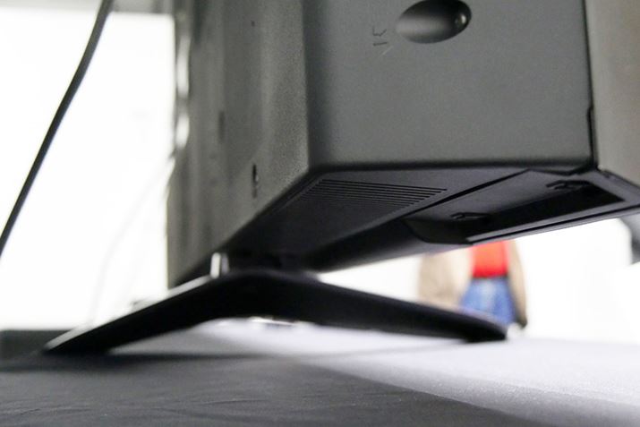 �{�@�ł́A�t�����g�X�s�[�J�[�ł͂Ȃ��A�������ɔz�u����Ă���