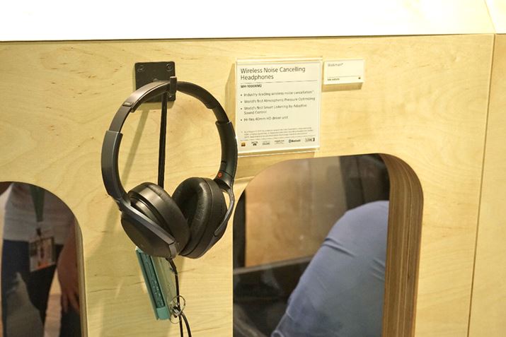 ��`��͂����u�[�X�Ńm�C�Y�L�����Z�����O�̃f�����s���Ă���