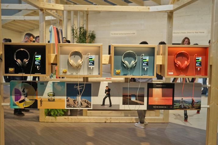 h.ear�V���[�Y�́A�������\���ꂽXperia��E�H�[�N�}���Ɠ����J���[��W�J