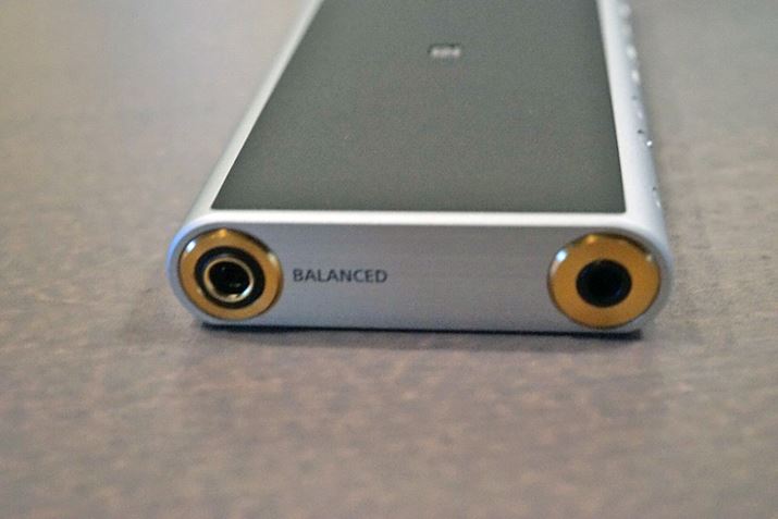 NW-ZX300�̃w�b�h�z���o�́B3.5�ӃA���o�����X�o�͂�4.4�ӂ̃o�����X�o�̗͂����𓋍ڂ���