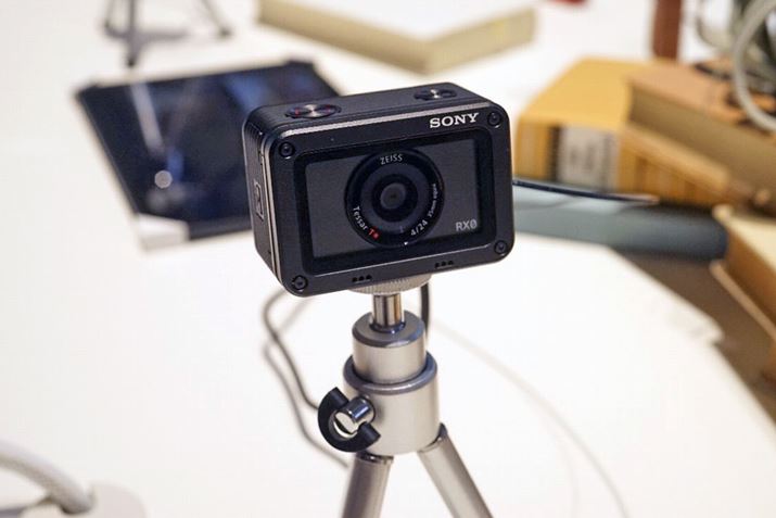 ���R���p�N�g�ȃ^�t�l�X�{�f�B��1�^�Z���T�[�𓋍ڂ���RX0