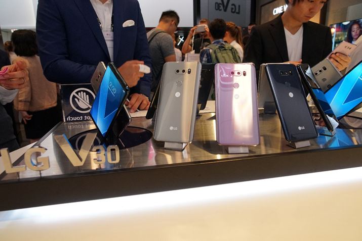 IFA2017�ŏ���I���ꂽ�X�}�[�g�t�H���uV30�v