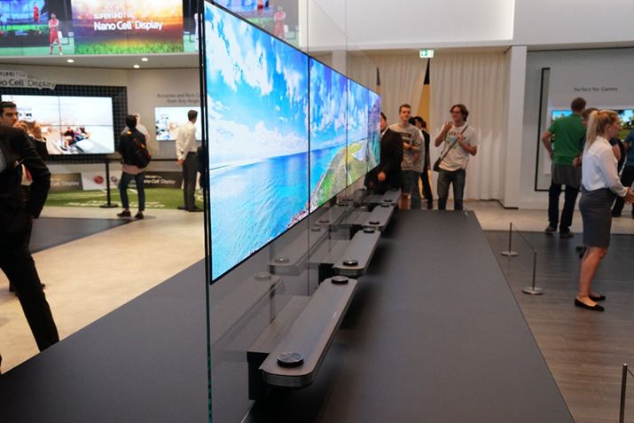 ���{�ł��������̕ǂɓ\���L�@EL�e���r�uLG OLED W�v���o�W