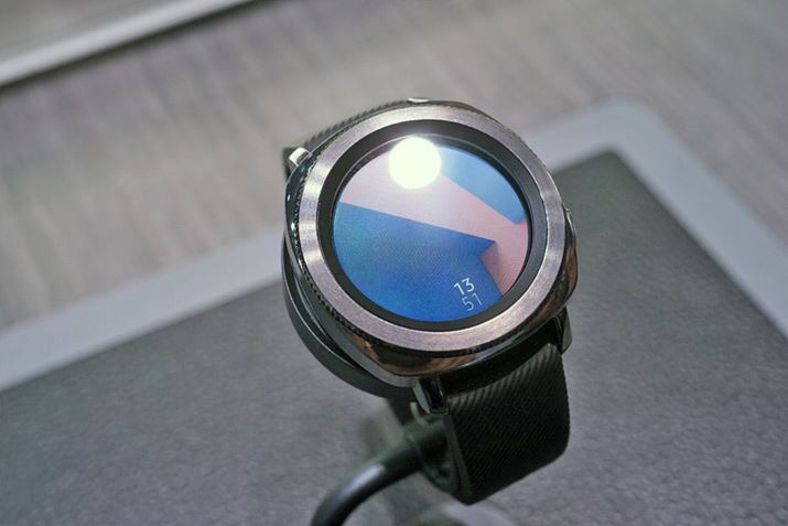 �uGear Sports�v�͓��Ђ̃X�}�[�g�E�H�b�`�uGALAXY Gear�v���^�ł̈ʒu�t��