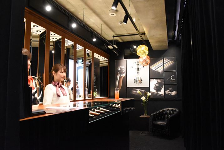 2F̃o[ł́AJNeȂǂ̃hNy߂邤Aʐ^BẽT[rX󂯂