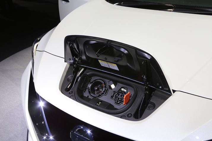 ��ナ�[�t�Ɠ��l�A�t�����g�ɐݒu����Ă���[�d�|�[�g