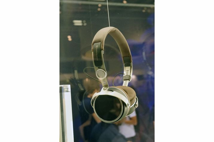 eXhCo[ڂ̃CXwbhz̓僂fƂȂuAventho Wirelessv