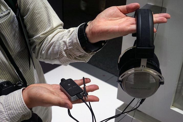 LightningiOSfoCX֑Ή|[^uDACuImpacto UniversalvoW