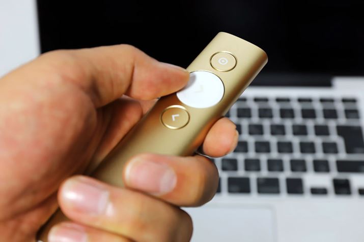 �{�̂ɔ����{�^����3�����B���킸�����I�ɑ���ł���