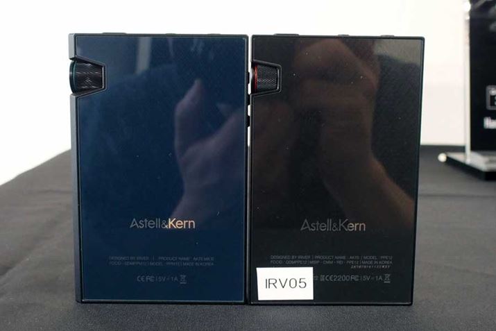 AK70 MKII�i�ʐ^���j��AK70�i�ʐ^�E�j�̔w�ʁBAK70 MKII�͂�������݂��������f�U�C����