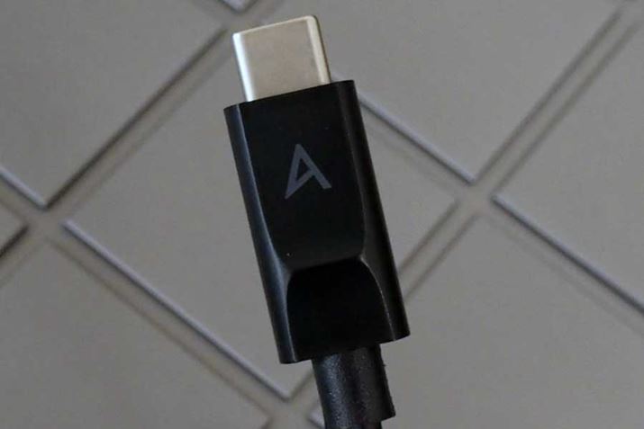 USB TypeC�`���OTG�P�[�u����t���BUSB TypeC���̗p����SP1000�Ƃ��ڑ��\�ƂȂ���