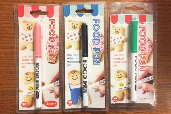 �J���[�͍�����A�s���N�A�u���b�N�A�O���[��