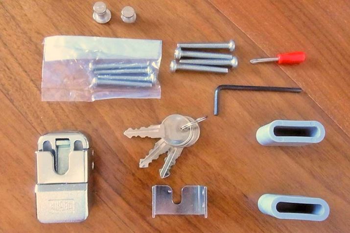 pbP[W̒ɂ́A{̂ɁAtplWAL[3{AhCo[ȂǂZbgĂ܂