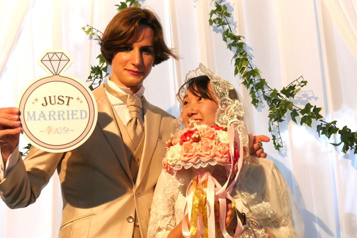 ͂AJUST MARRIEDI ނ̃hƎ̃Azʂ̃R{