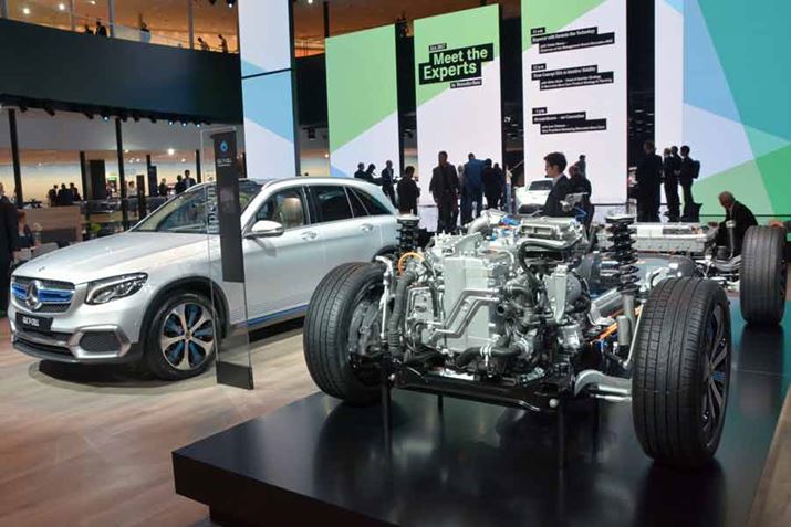 GLCx[XɂRdrԂ̃RZvgfuGLC F-CELLvBEVȊỎ\͍Ă