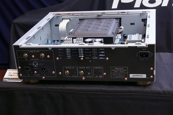 ̏㉺ɃAiOo͒[q܂Ƃ߂ĂBoXoׂ̗͂ɂ̂fW^o͒[qƂȂĂ