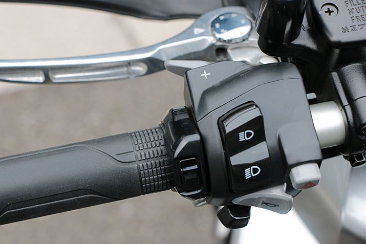 ϑ͊{IɎōs邪A葤́u{vo[ewŉu|v{^ŔCӂ̕ϑ\