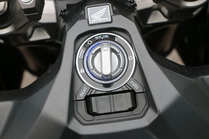 COjbV͎ԑ̒̃mu񂵂đBCrCU[@\ڂĂ