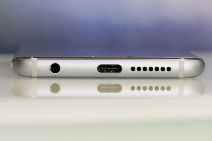 USB Type-C�|�[�g���̗p���C���z���W���b�N������