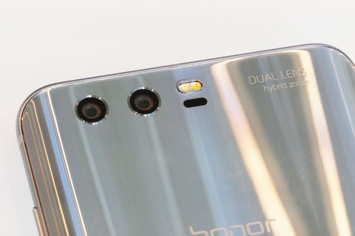 �w�ʂɓ��ڂ��ꂽ�f���A�������Y�J�����i����2000����f�A�E��1200����f�j�́A�o�����肪�Ȃ��^�C�v