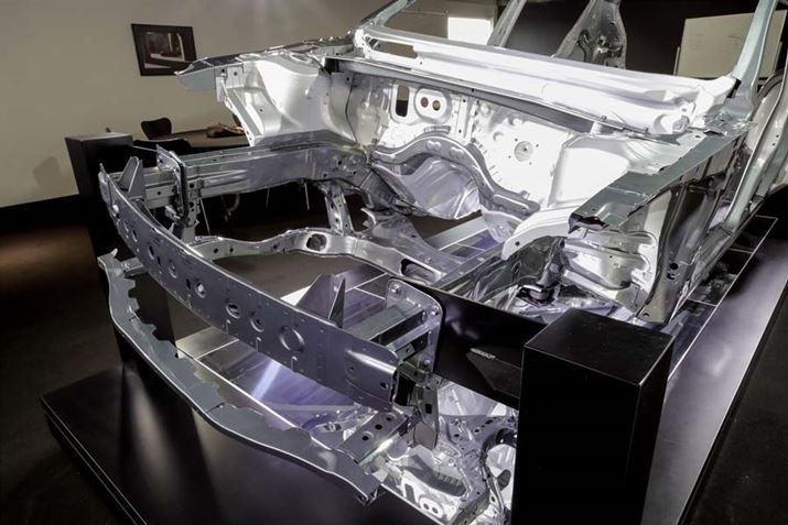 c݃GlM[̂{fBeɁA{h⌸߂Ȃǂ̌\zuĂ