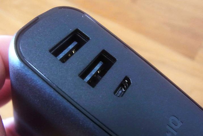 X}zȂǂ[d邽߂2USB|[gƁA{̏[dpmicroUSB|[g𓋍