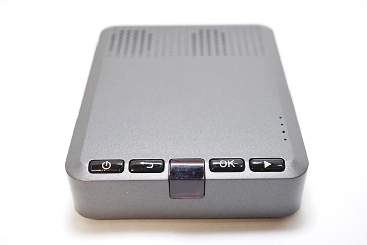 㕔ɂ͓d{^Ȃǂ̑{^ƃR̐ԊOMڂĂ܂