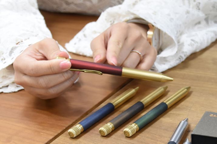 ̐Ft́A^JƃX[NKX̂悤ȃAN2d\Ő[݂̂F