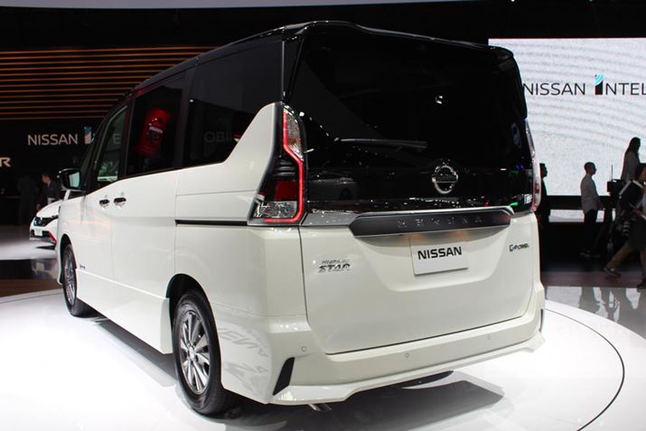 �e�[�������v���Ǝ��f�U�C���̂��̂��̗p����Ă���A�O����̈Ⴂ�ɂȂ��Ă���