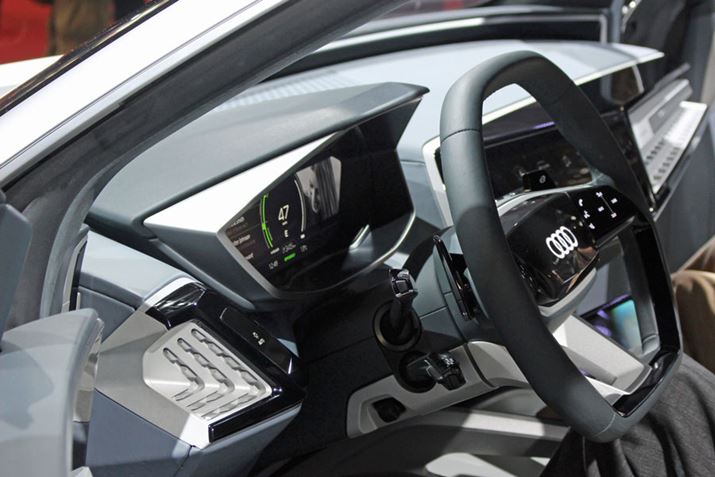 �uAudi Elaine�v�̃C���e���A�A�菑���������͑Ή��f�B�X�v���C�������ȂǁA�����ԂƂ��Ă͖ʔ������݂�