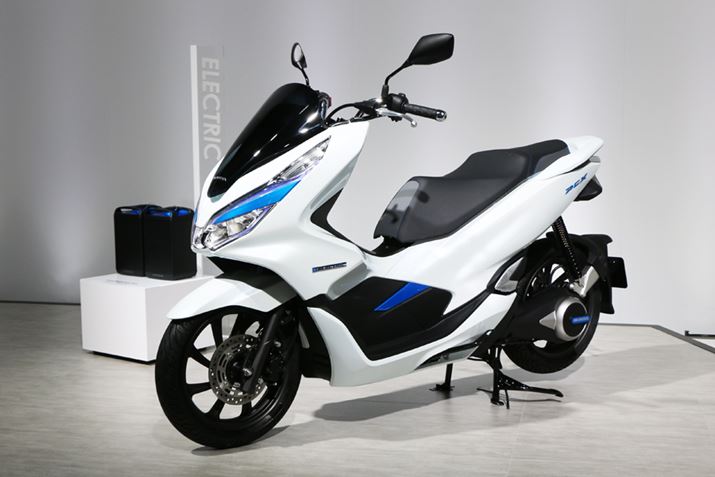 �X�C���O�A�[���ƃ��[�^�[����̂ƂȂ����X�N�[�^�[�炵���ԑ̍\���́uPCX ELECTRIC�v