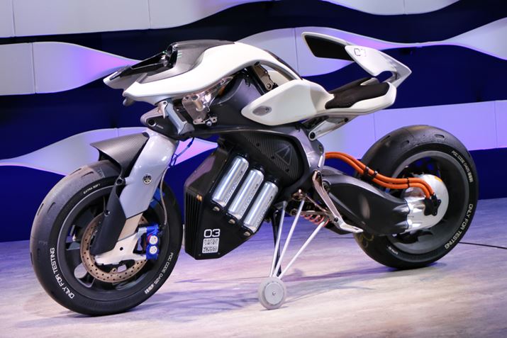 �uMOTOROiD�v�͎��������łȂ��A�O�i��o�b�N�Ȃǂ��l����炸�ɍs����