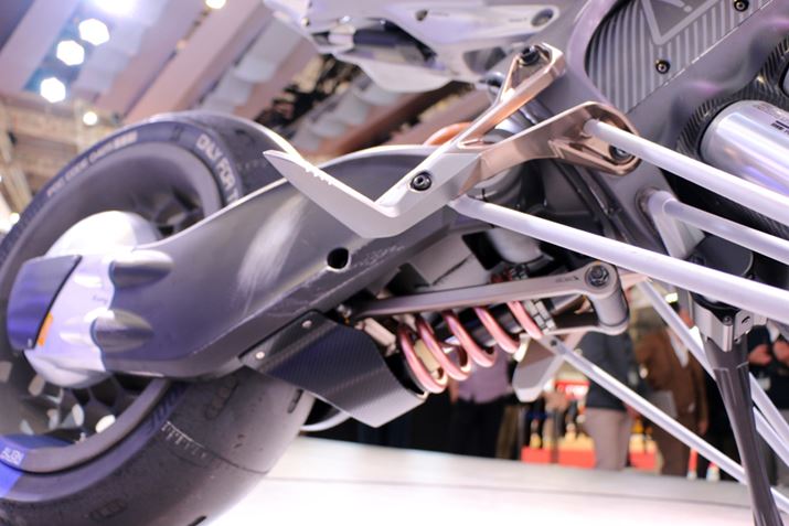 ���A�T�X�y���V�����̓X�C���O�A�[���̉��ɉ��킹��悤�ɔz�u����A�X�b�L�����������ڂ�����