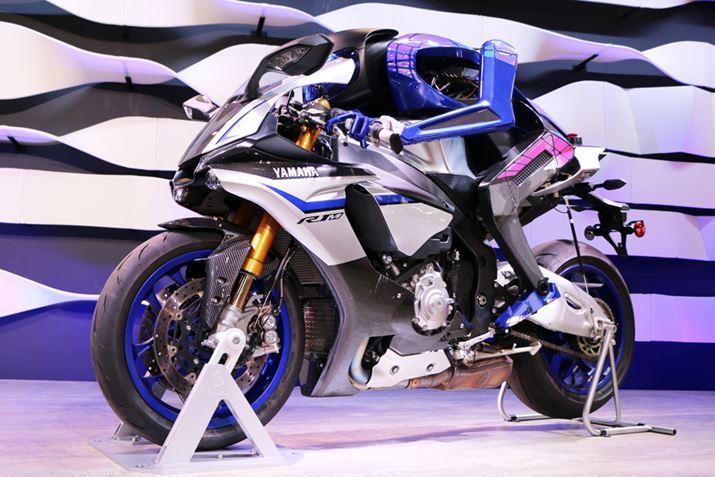 �uYZF-R1�v�ɂ܂������Ă���̂��uMOTOBOT Ver.2�v�B�uVer.1�v�̎������V���[�v�Ȍ����ڂɂȂ��Ă���