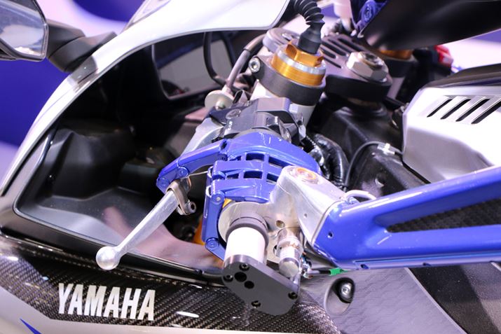 �A�N�Z����u���[�L������A�l�ԂƓ����悤�ɁuMOTOBOT Ver.2�v���s��