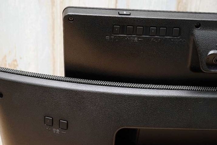 {̏㕔ɂ͉p̃}CN𓋍