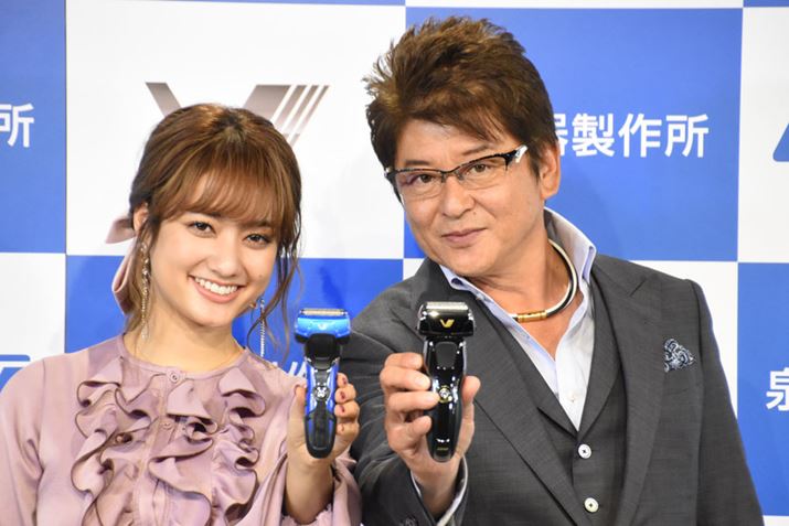 �򐸊퐻�쏊�̐V���i���\��ɓo�d�����o�D�̈����Ă���i�E�j�ƃ��f���̒J�܂肠����i���j